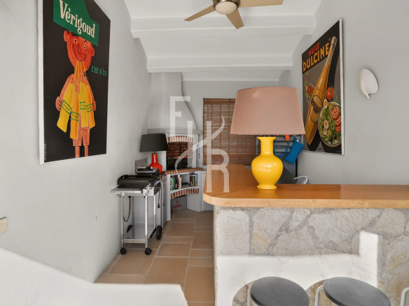 Intérieur d'une villa à Mougins avec décoration colorée et bar en pierre.