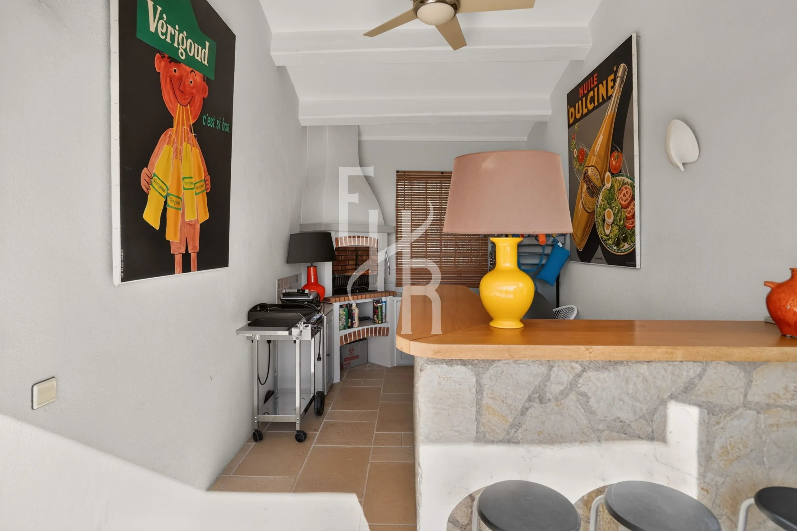 Intérieur de villa à Mougins Intérieur d'une villa à Mougins avec décoration colorée et bar en pierre.