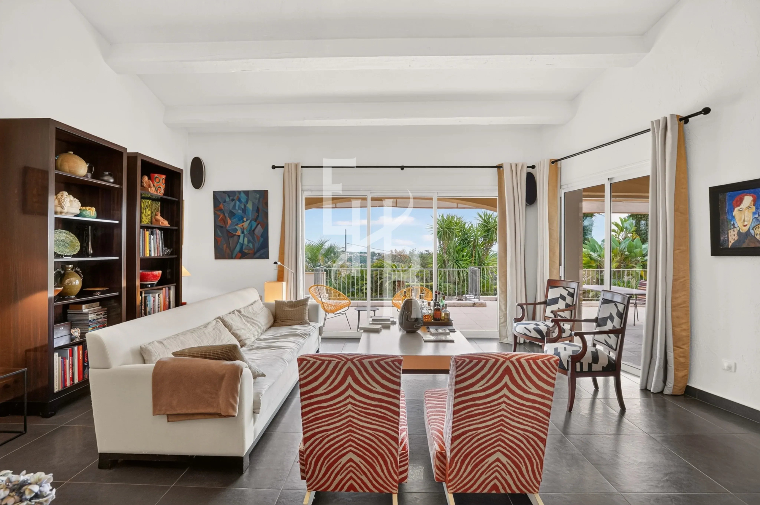 Salon d’une villa à Mougins Intérieur d'une villa à Mougins avec salon lumineux et vue sur le jardin.