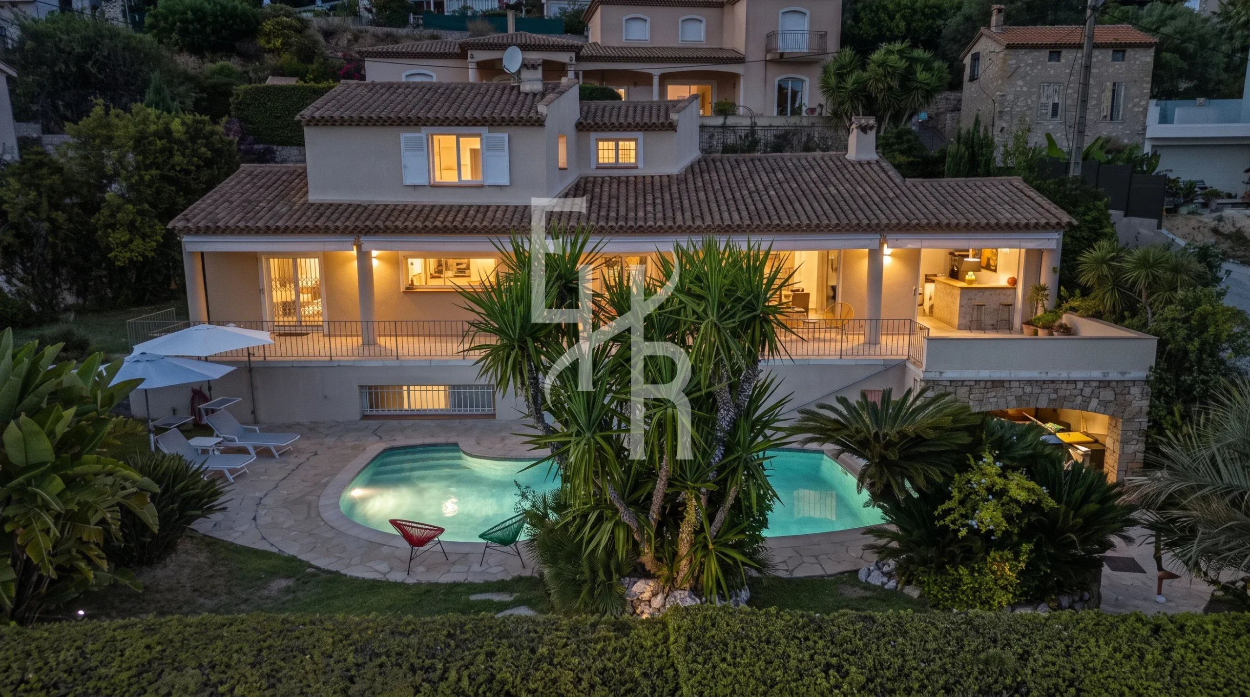 Villa élégante à Mougins Villa avec piscine et jardin paysager à Mougins, vue panoramique, éclairée le soir.