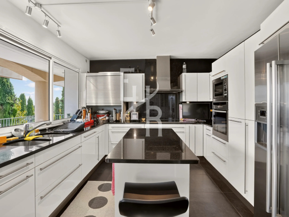 Cuisine moderne et spacieuse avec îlot central dans une villa à Mougins.
