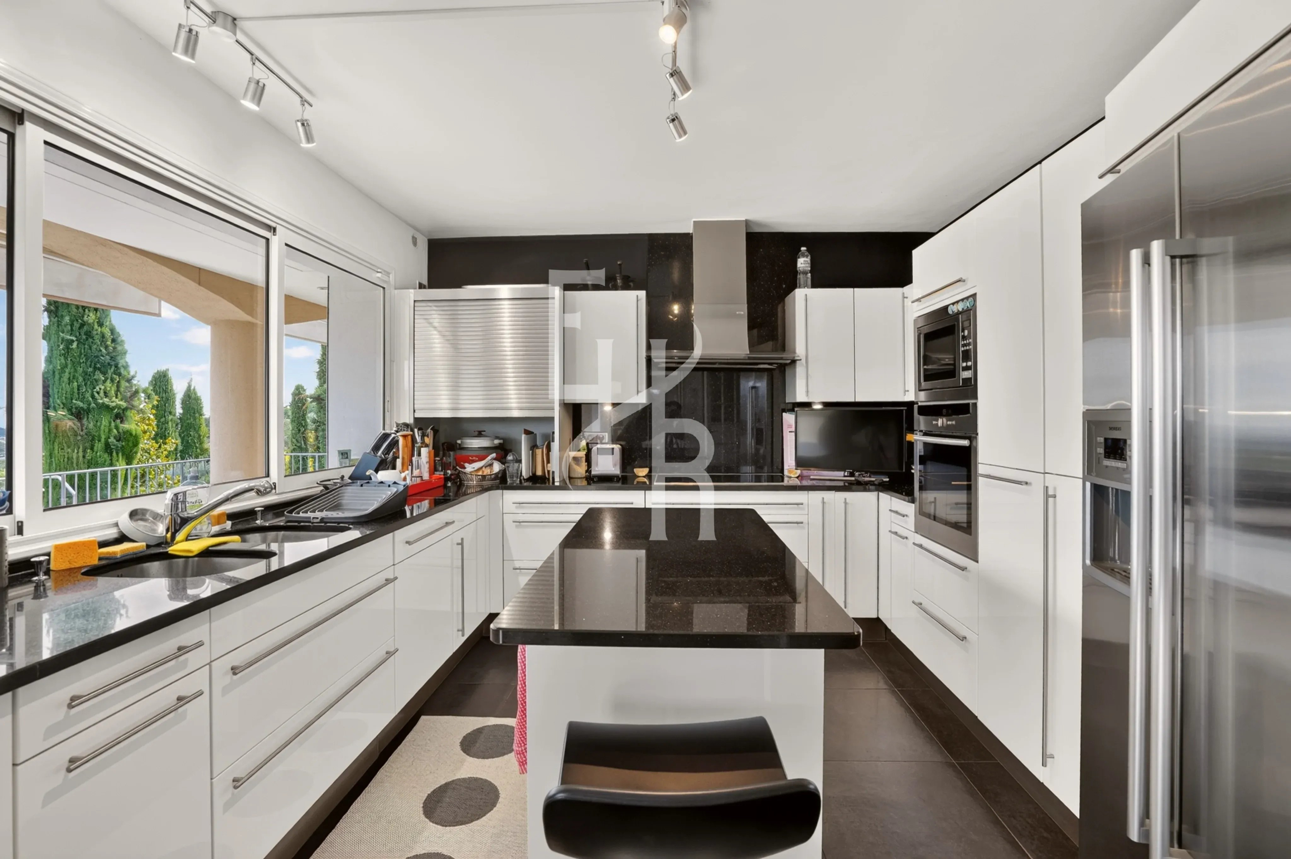 Cuisine élégante d’une villa à Mougins Cuisine moderne et spacieuse avec îlot central dans une villa à Mougins.
