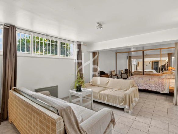 Intérieur d'une villa à Mougins avec salon et espace chambre.