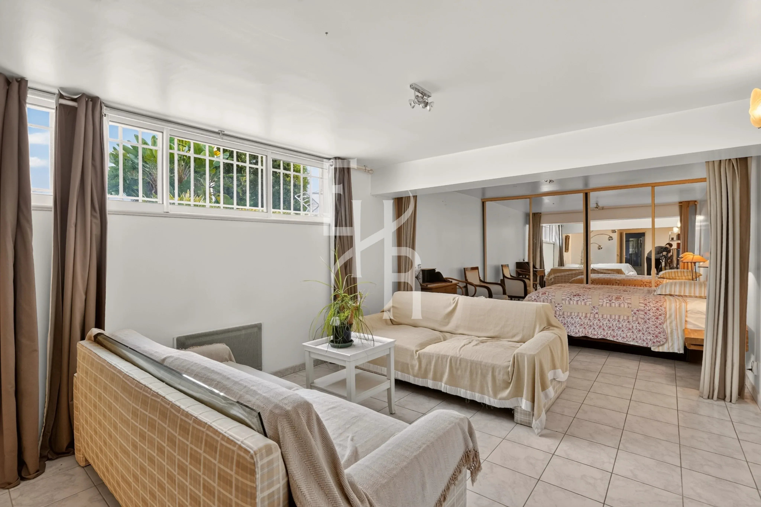 Intérieur d’une villa à Mougins Intérieur d'une villa à Mougins avec salon et espace chambre.