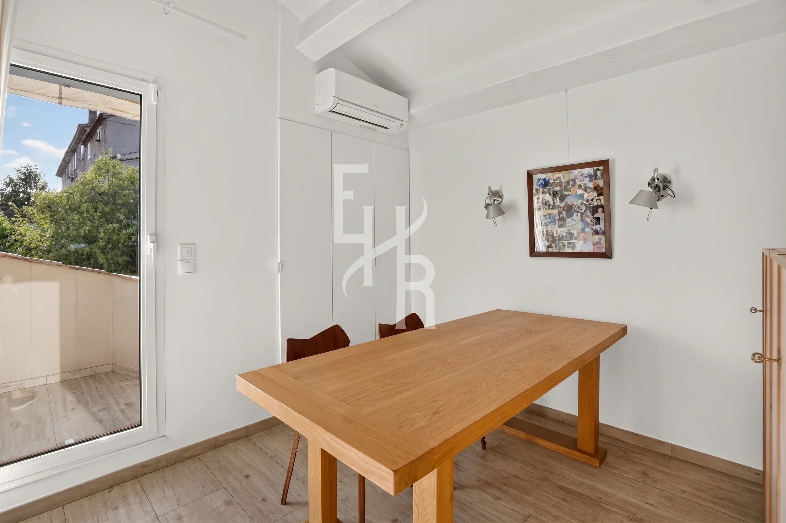 Intérieur de villa à Mougins Intérieur d'une villa à Mougins avec une table en bois et des chaises, lumière naturelle.
