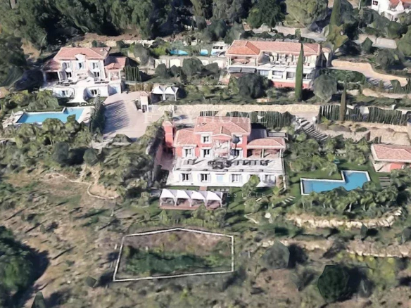 Aerial view of an estate of three luxury villas in Grasse with swimming pools and green spaces.
