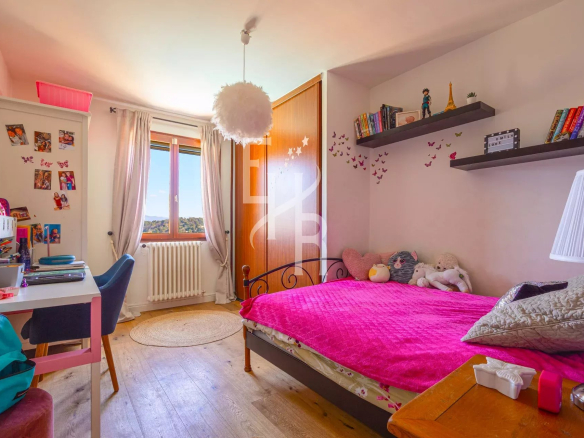 Chambre d'une villa à Vence avec lit, bureau et décoration colorée.