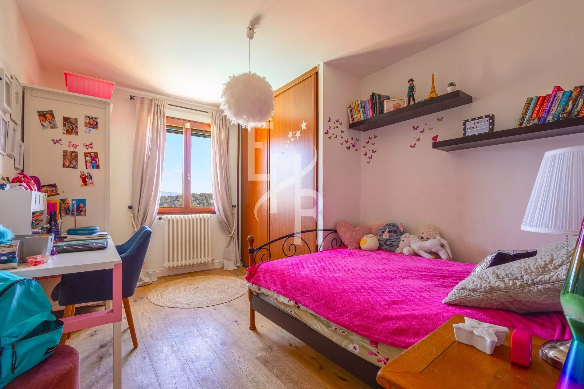 Chambre d'une villa à Vence avec lit, bureau et décoration colorée.