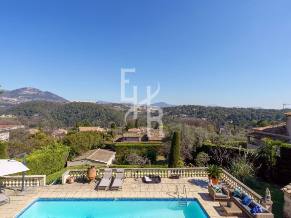 Vue dégagée sur les montagnes depuis une villa avec piscine à Vence.