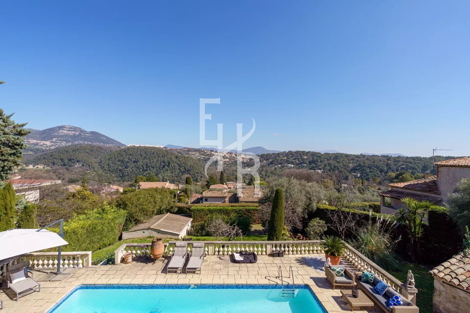 Vue dégagée sur les montagnes depuis une villa avec piscine à Vence.
