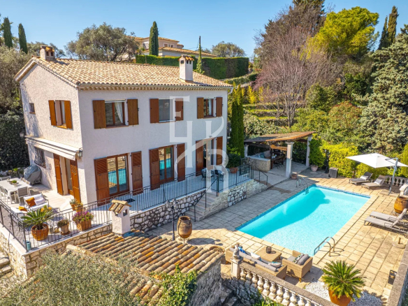 Villa avec piscine et terrasse à Vence, vue sur les montagnes, calme et proche du centre-ville.