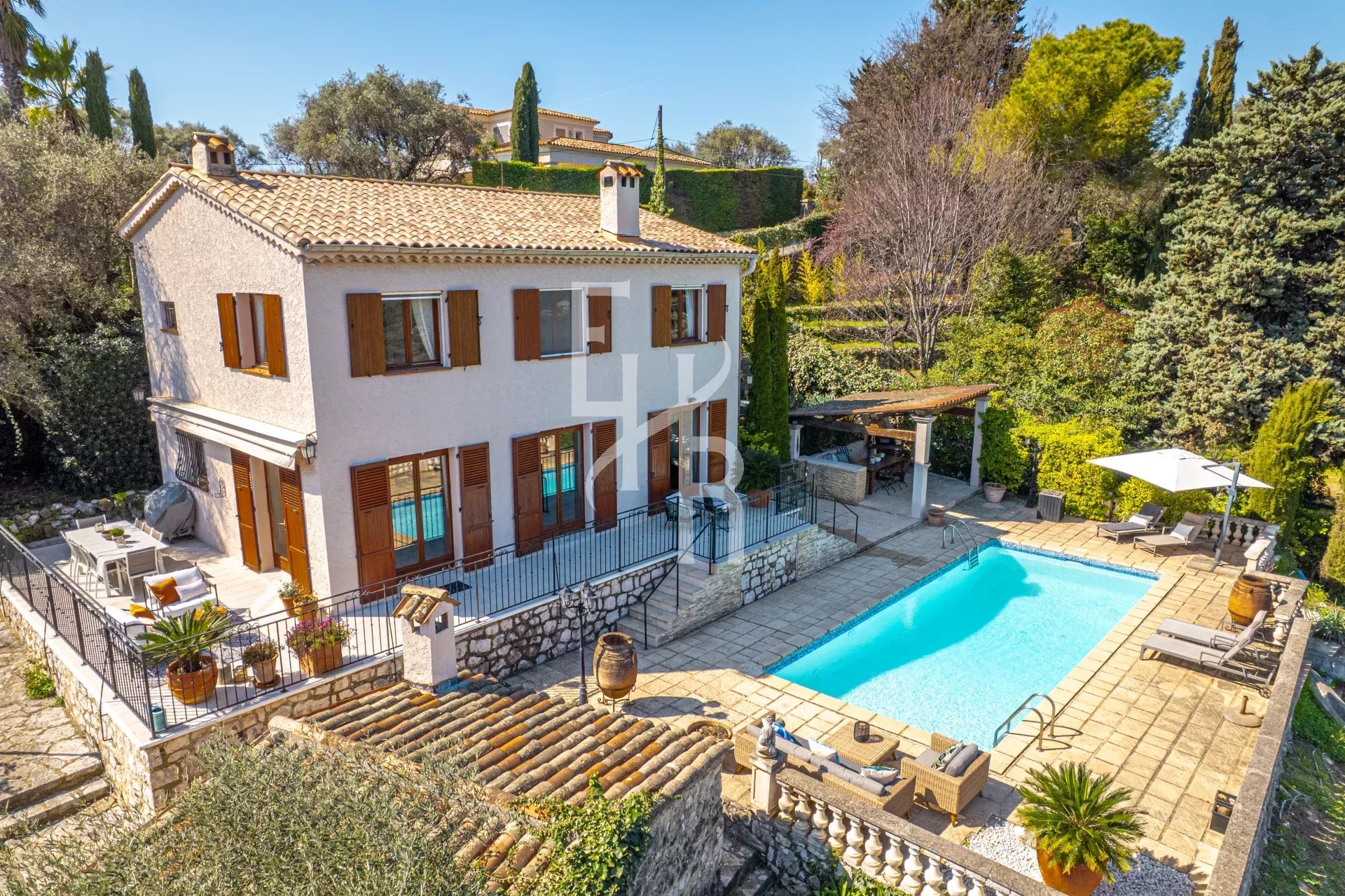 Villa avec piscine et terrasse à Vence, vue sur les montagnes, calme et proche du centre-ville.