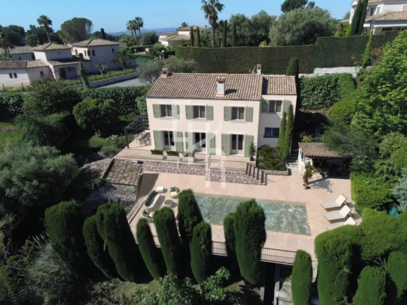 Villa d'exception à Vence avec vue sur les montagnes et piscine.