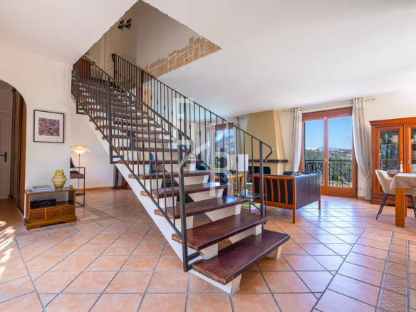 Intérieur d'une villa à Vence avec un escalier et un espace de vie lumineux.