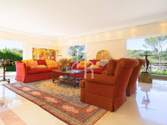 Intérieur d'une villa à Mougins avec salon confortable et vue sur le jardin.