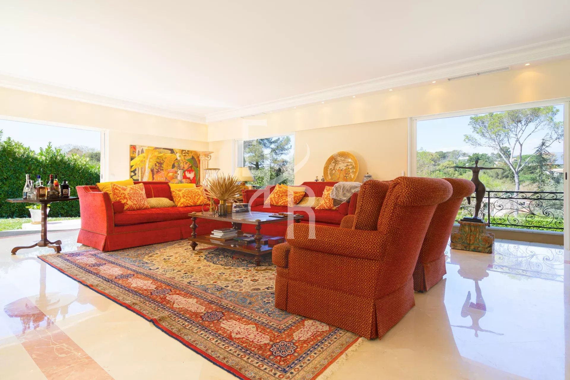 Intérieur d'une villa à Mougins avec salon confortable et vue sur le jardin.