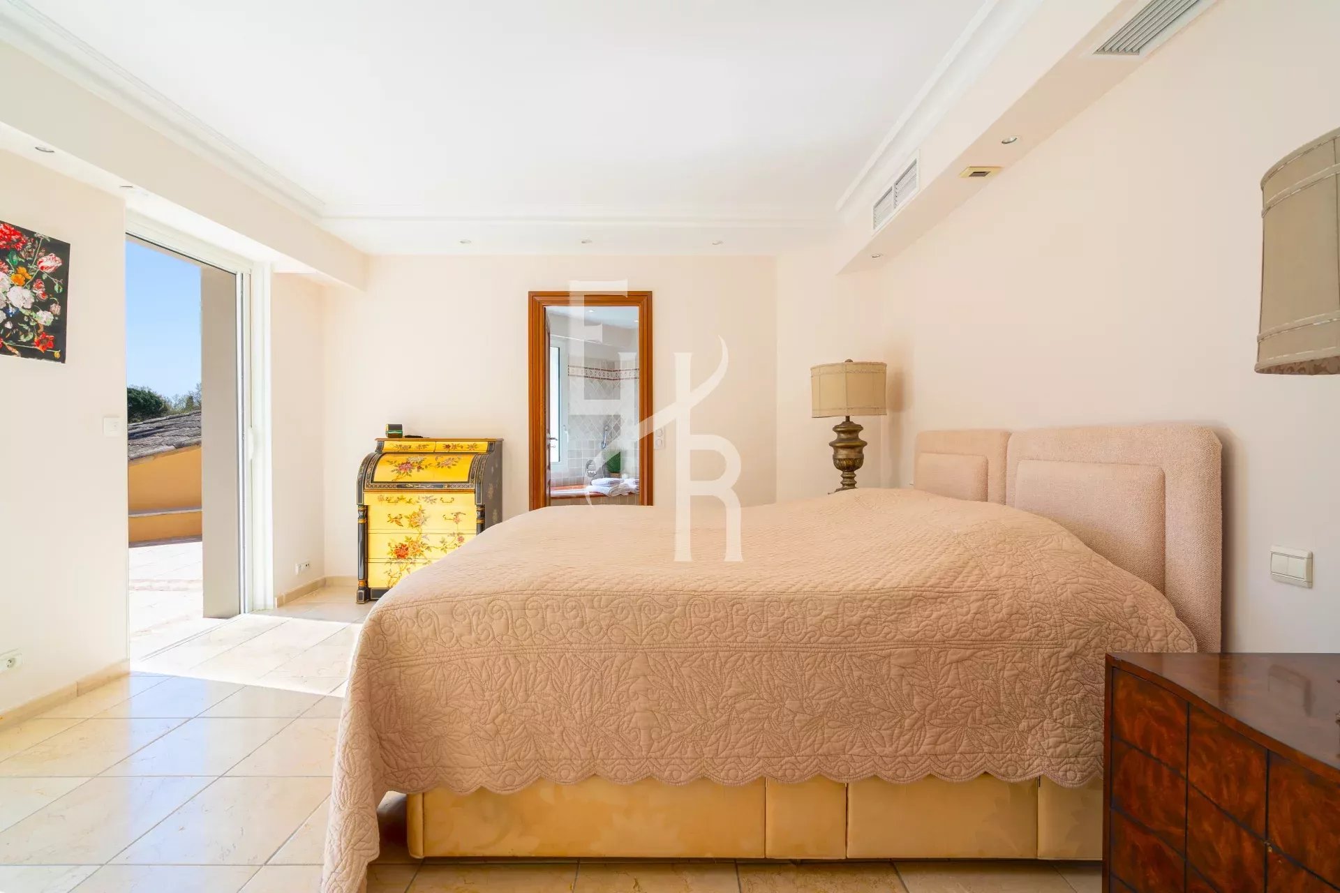 Chambre spacieuse avec lit double et accès à un balcon à Mougins.