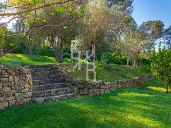 Jardin verdoyant avec des escaliers en pierre à Mougins.