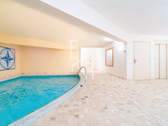 Intérieur d'une villa à Mougins avec piscine et carrelage en pierre.