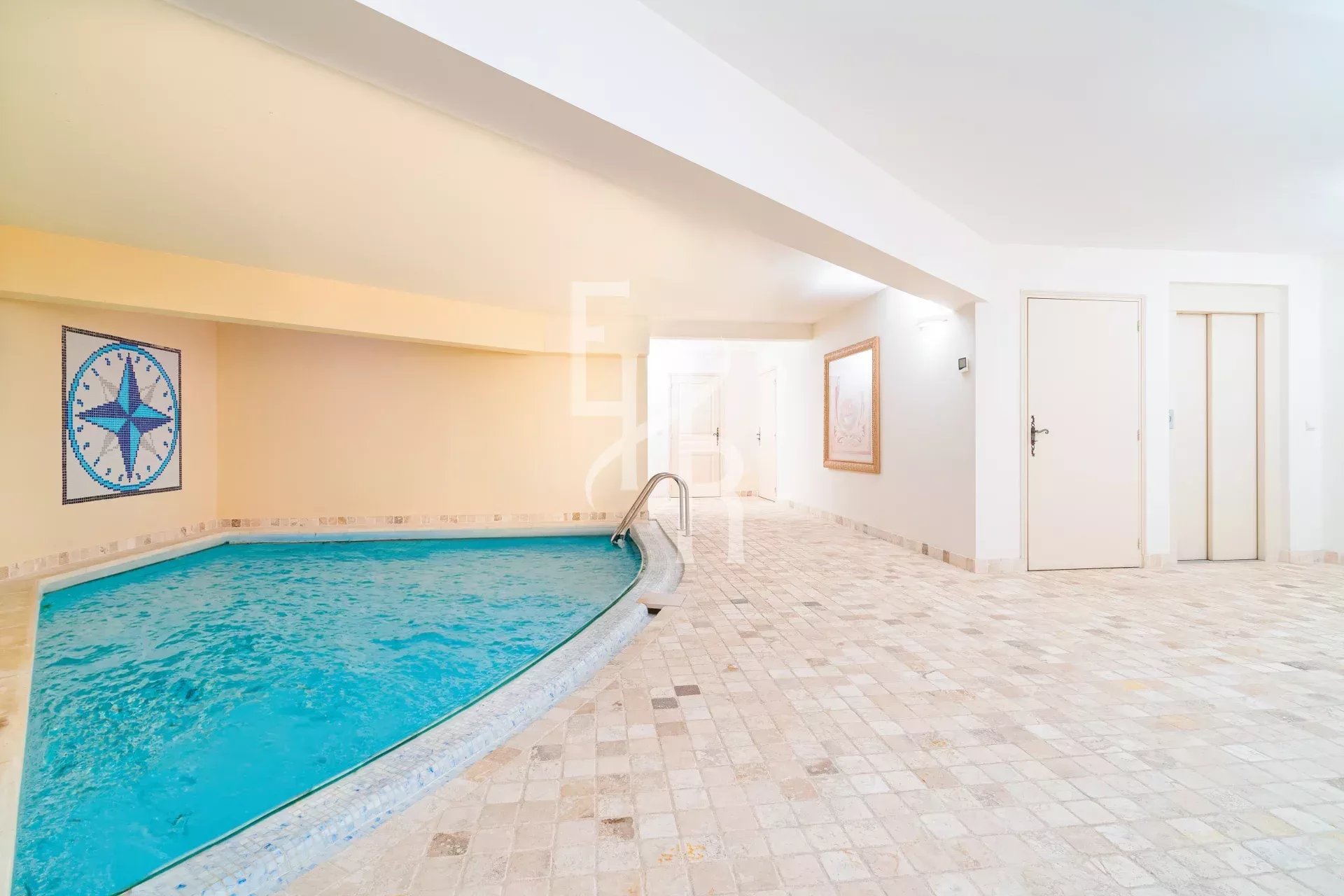 Intérieur d'une villa à Mougins avec piscine et carrelage en pierre.