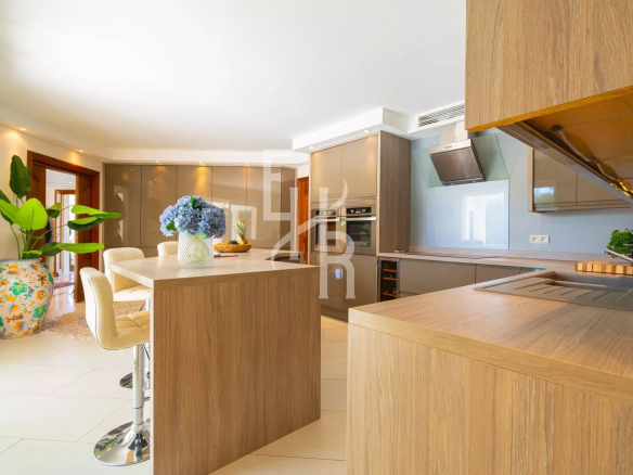 Cuisine moderne avec îlot central et mobilier en bois à Mougins