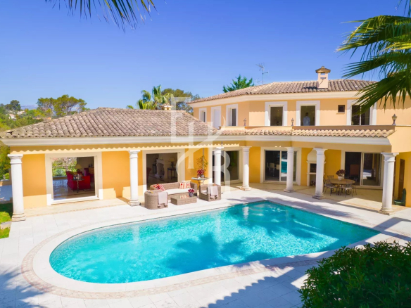 Villa avec piscine à Mougins, architecture méditerranéenne, jardin verdoyant.
