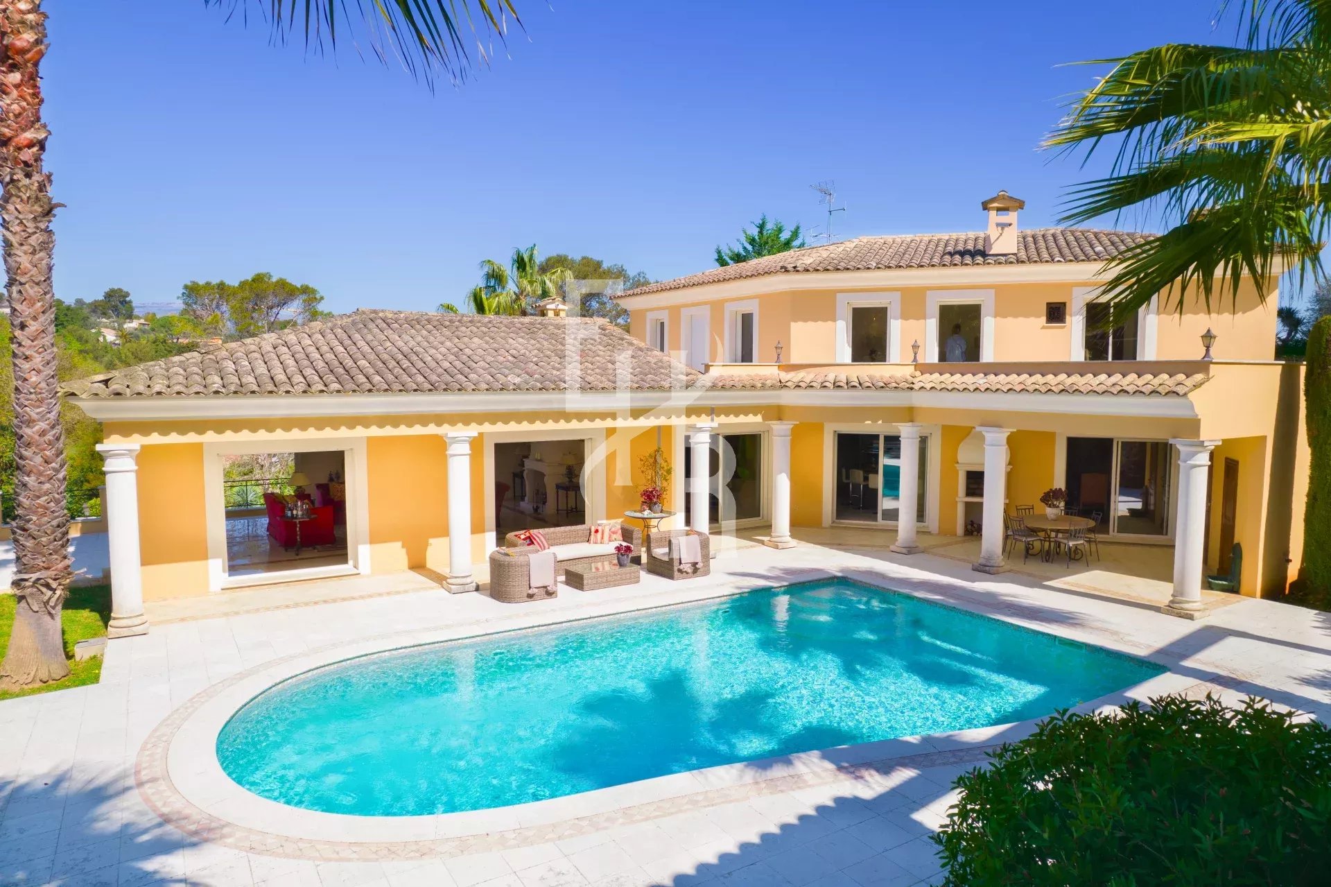 Villa avec piscine à Mougins, architecture méditerranéenne, jardin verdoyant.