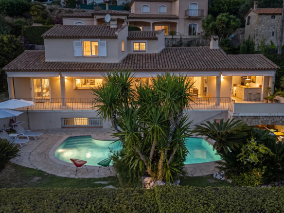 Villa élégante avec piscine et jardin paysager à Mougins, vue panoramique au crépuscule.