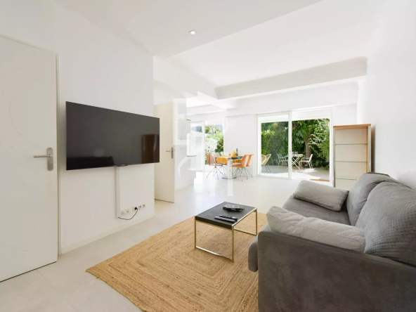 Cannes – Appartement de 55 m² entièrement rénové avec 46 m2 de jardin et garage privé