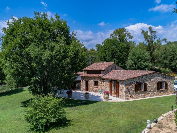 Montauroux, Bergerie rénovée au bord du lac, terrain plat 6841m²