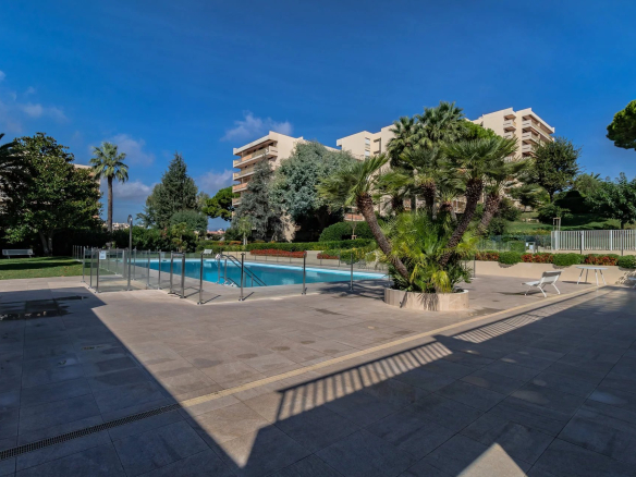 Juan les pins, 4 pièces dernier étage, 2 terrasses vue mer, cave  & parking