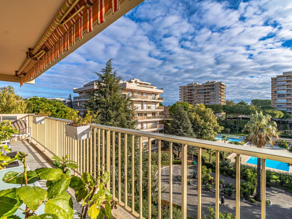 Juan les pins, occupied life annuity, 4 rooms on the top floor, 2 terraces, cellar, garage