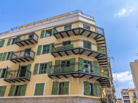 NICE near the Golden Square, 3-room apartment with corner terrace