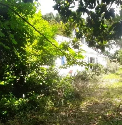 Villa individuelle entourée de verdure à Guérande, avec un chemin menant à l'entrée.