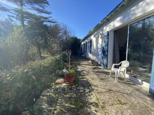 Villa individuelle avec jardin à Guérande, vue sur la terrasse ensoleillée.