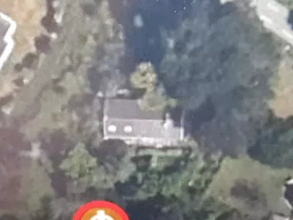 Vue aérienne d'une villa individuelle entourée d'un terrain verdoyant à Guérande.