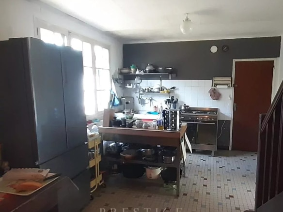 Cuisine d'une villa à Guérande, avec des meubles et des équipements visibles.