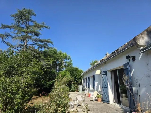 Villa individuelle à Guérande avec jardin et ciel dégagé.