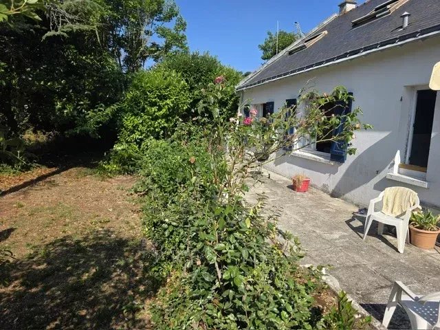 Villa individuelle à Guérande avec jardin et terrasse, ensoleillée.