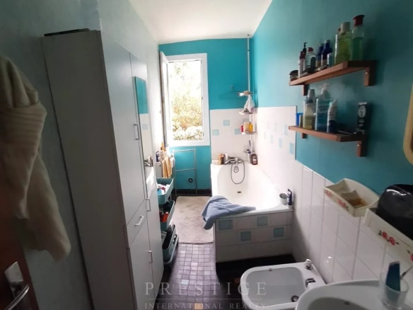Salle de bain avec baignoire, lavabo et toilettes dans une villa à Guérande.