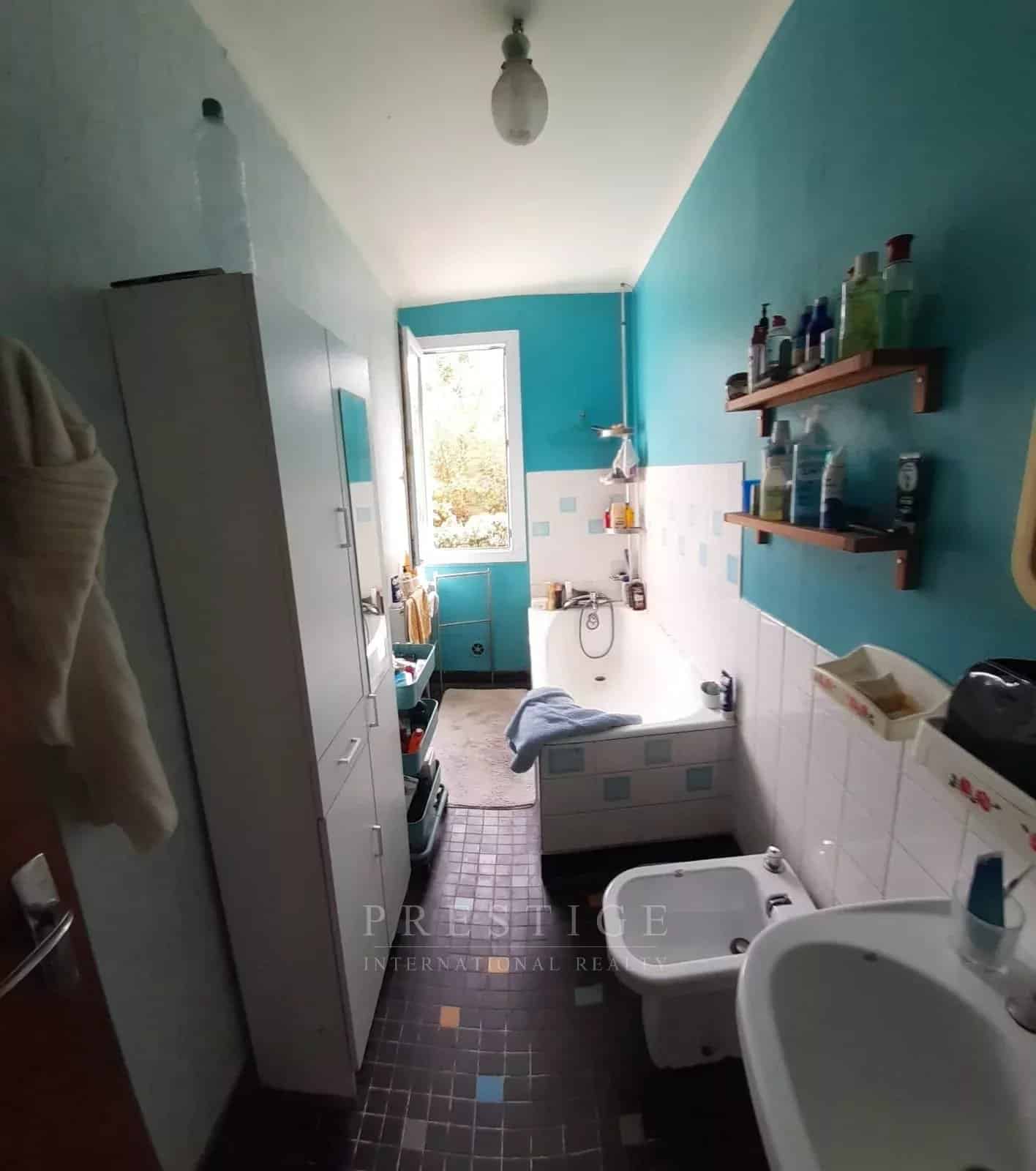 Salle de bain avec baignoire, lavabo et toilettes dans une villa à Guérande.