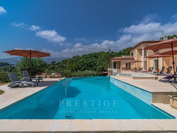 Florentine villa with swimming pool in Châteauneuf-Grasse, panoramic view of the Estérel.