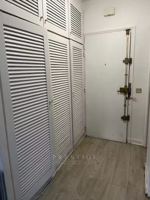 Entrée d’un appartement à Paris 16ème Entrée d'un appartement avec placards intégrés et porte d'entrée sécurisée.