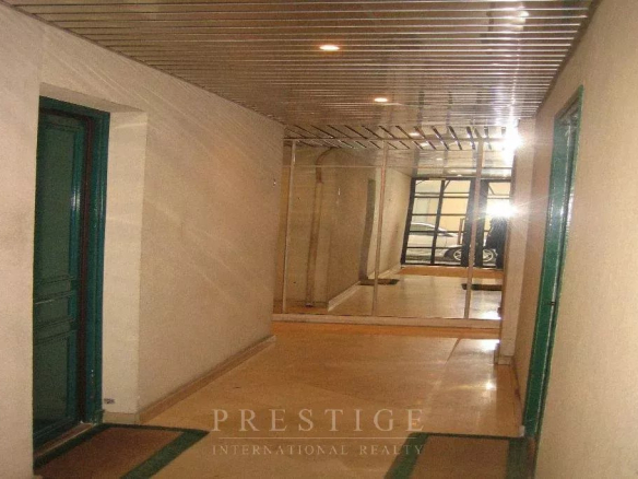 Couloir d'entrée d'un immeuble à Paris 16ème avec portes et miroirs.