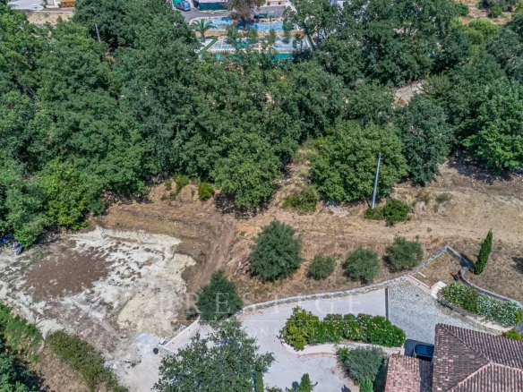 Terrain à bâtir de 2300m² à Châteauneuf-Grasse, calme avec vue panoramique.