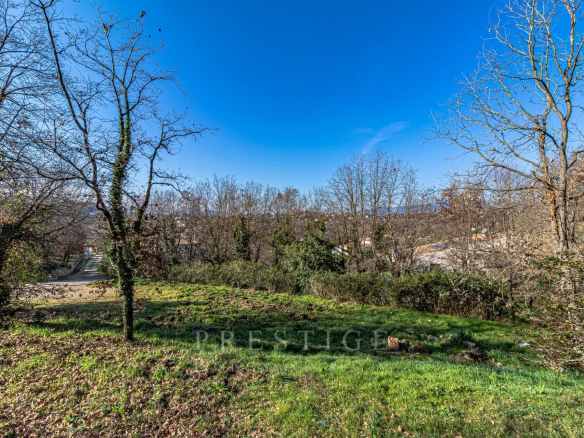 Terrain de 2300m² à Châteauneuf-Grasse, en restanques, avec vue panoramique sur Plascassier.