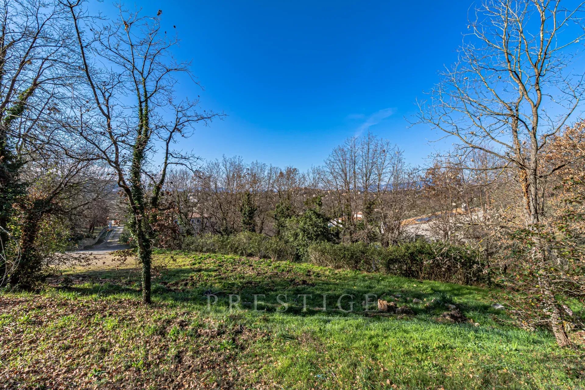 Terrain à bâtir à Châteauneuf-Grasse Terrain de 2300m² à Châteauneuf-Grasse, en restanques, avec vue panoramique sur Plascassier.