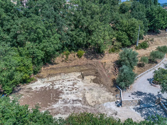 Terrain à bâtir de 2300m² à Châteauneuf-Grasse, en restanques avec vue panoramique.