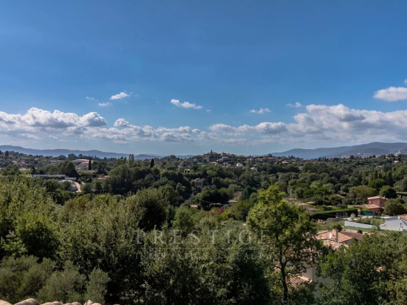 Vue panoramique sur Châteauneuf-Grasse et ses environs, terrain à bâtir en restanques.