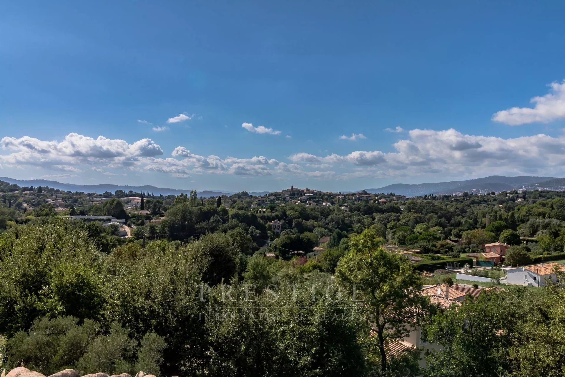 Terrain à bâtir à Châteauneuf-Grasse Vue panoramique sur Châteauneuf-Grasse et ses environs, terrain à bâtir en restanques.